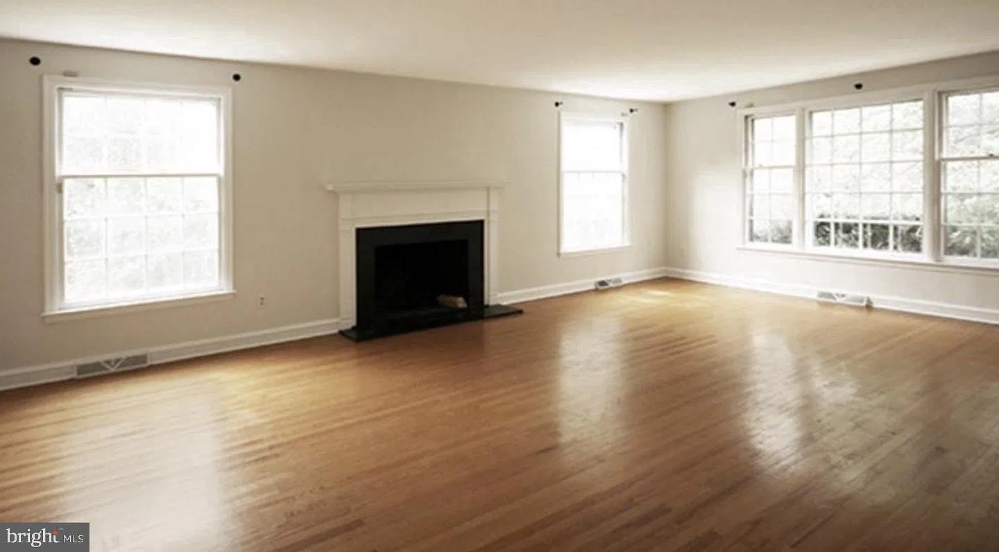 3 bed, 3.0 bath, 2446 sqft, $5,600 — Photo 2