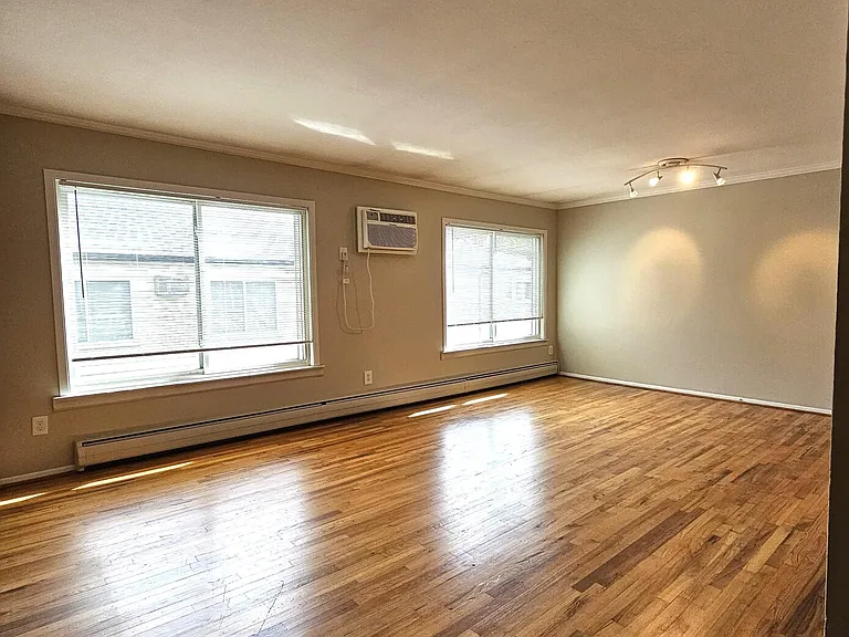 739 W Maple Rd — Photo 11