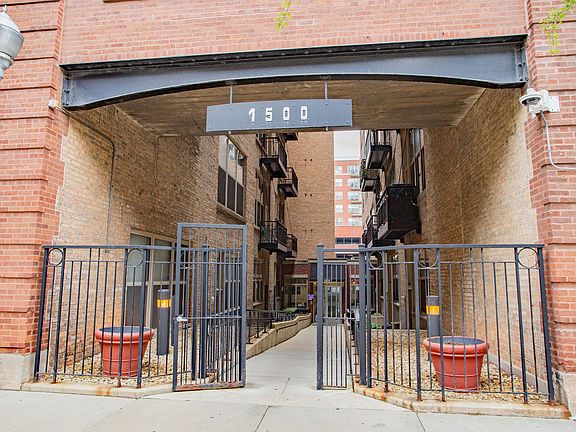 2nd image of 1500 W Monroe St Unit 205