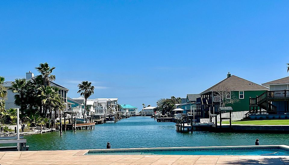 1st image of 17 Bahama Dr