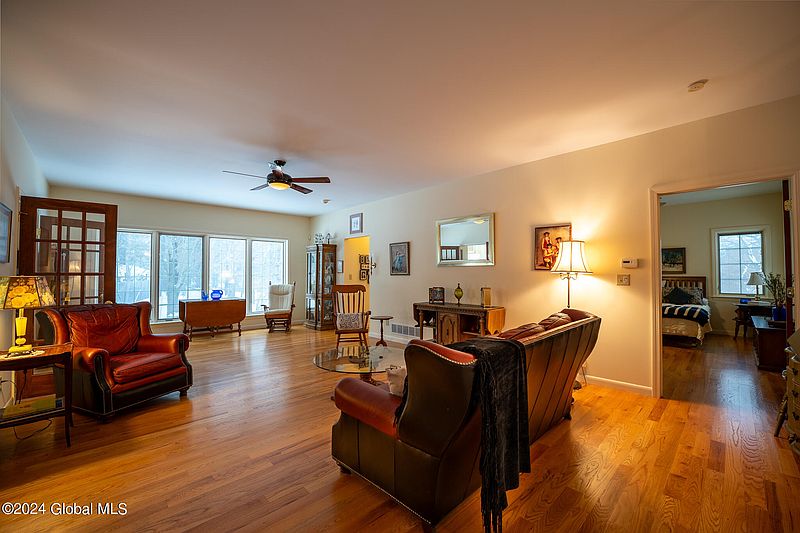 5th image of 10 Fieldstone Drive
