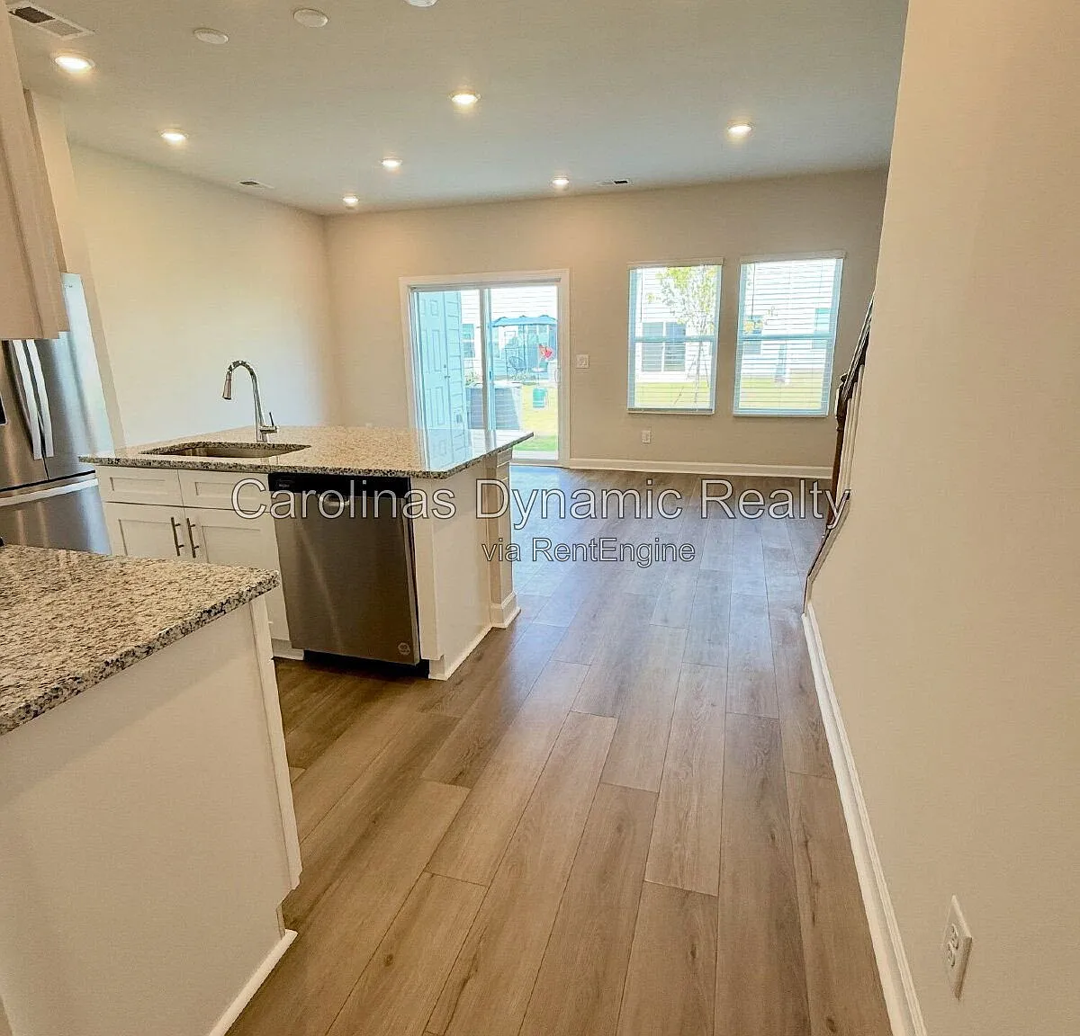 3 bed, 2.5 bath, 1400 sqft, $1,900 — Photo 4