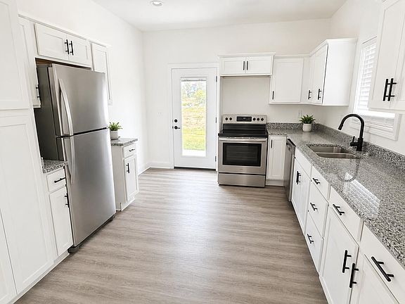 4th image of 307 Cinchpost Cir