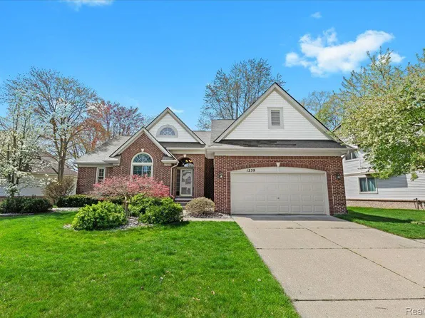 1239 Trailside Blvd, Wixom, MI 48393