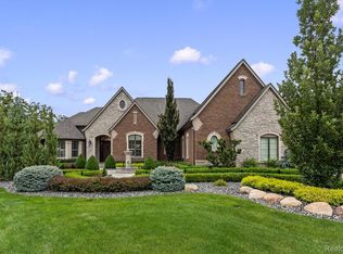 2475 Creekside Ct, Rochester, MI 48306