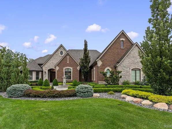 2475 Creekside Ct, Rochester, MI 48306
