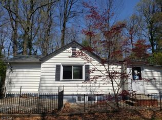 36 Fairlawn Dr, Hewitt, NJ 07421