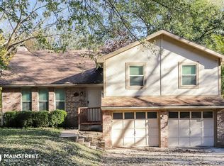 209 Valley Dr, Lansing, KS 66043