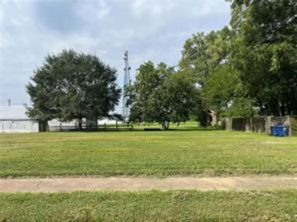 109 W Main St, Eagle Lake, TX 77434