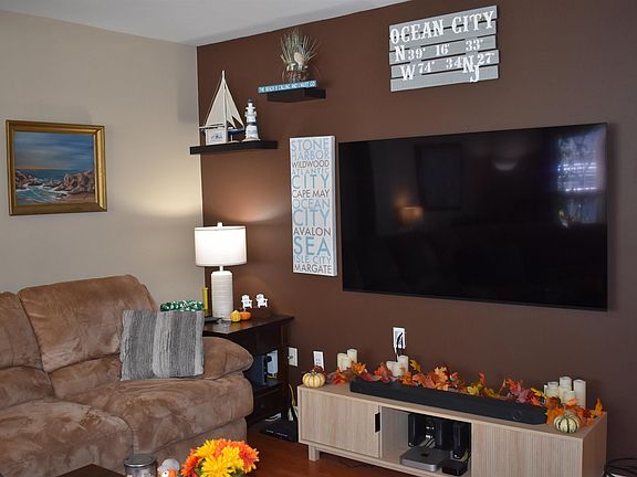 4th image of 262 Regents Cir