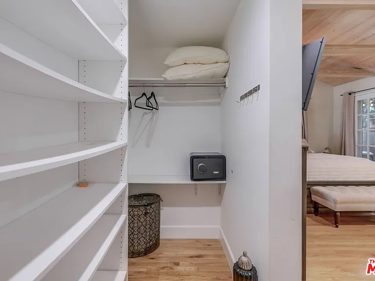 21447 Providencia St — Photo 56