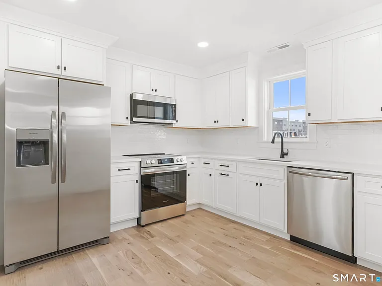 325 Coram Ave #C — Photo 1