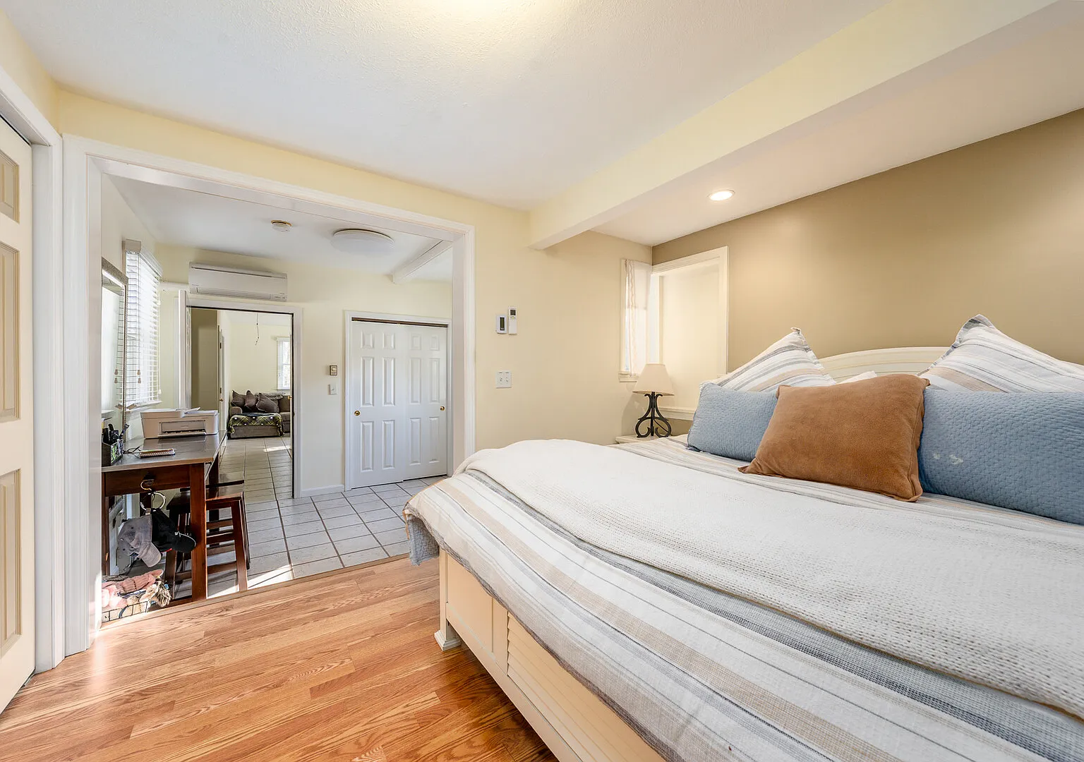 Fully furnished, bright, modern home. High ceilings, private yard. — Photo 4
