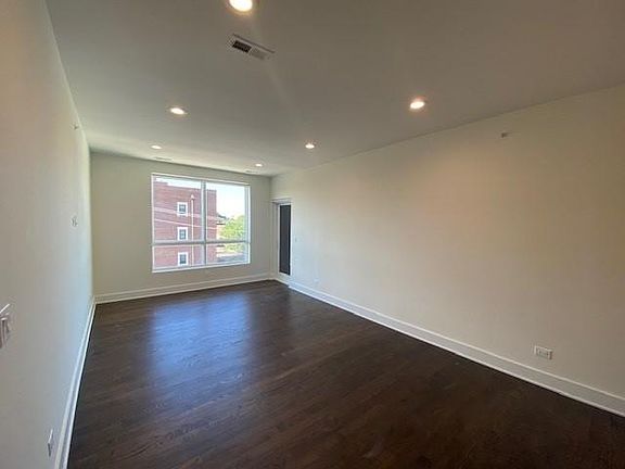 4th image of 3001 N Southport Ave #402