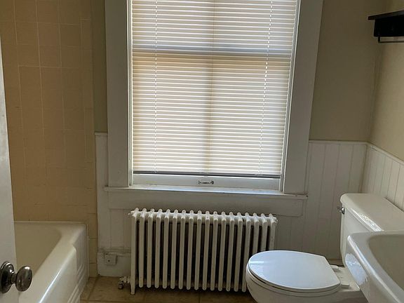 5th image of 220 S Washington St APT 3