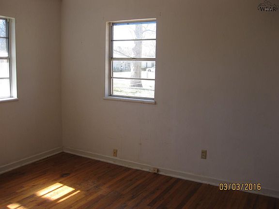 5th image of 703 Reagan St