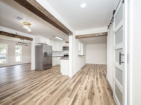 4th image of 2704 Catherine Dr