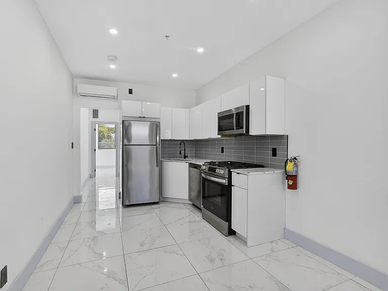324 20th St #14 — Photo 9