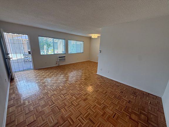 3rd image of 7530 Lexington Ave APT 4
