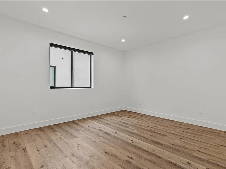3973 S Budlong Ave — Photo 12