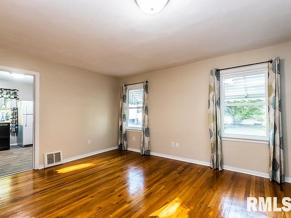 5th image of 1107 E London Ave