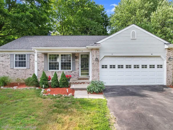 1976 Roxbury Run, Wixom, MI 48393