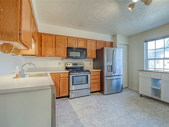3rd image of 310 Wildflower Ct