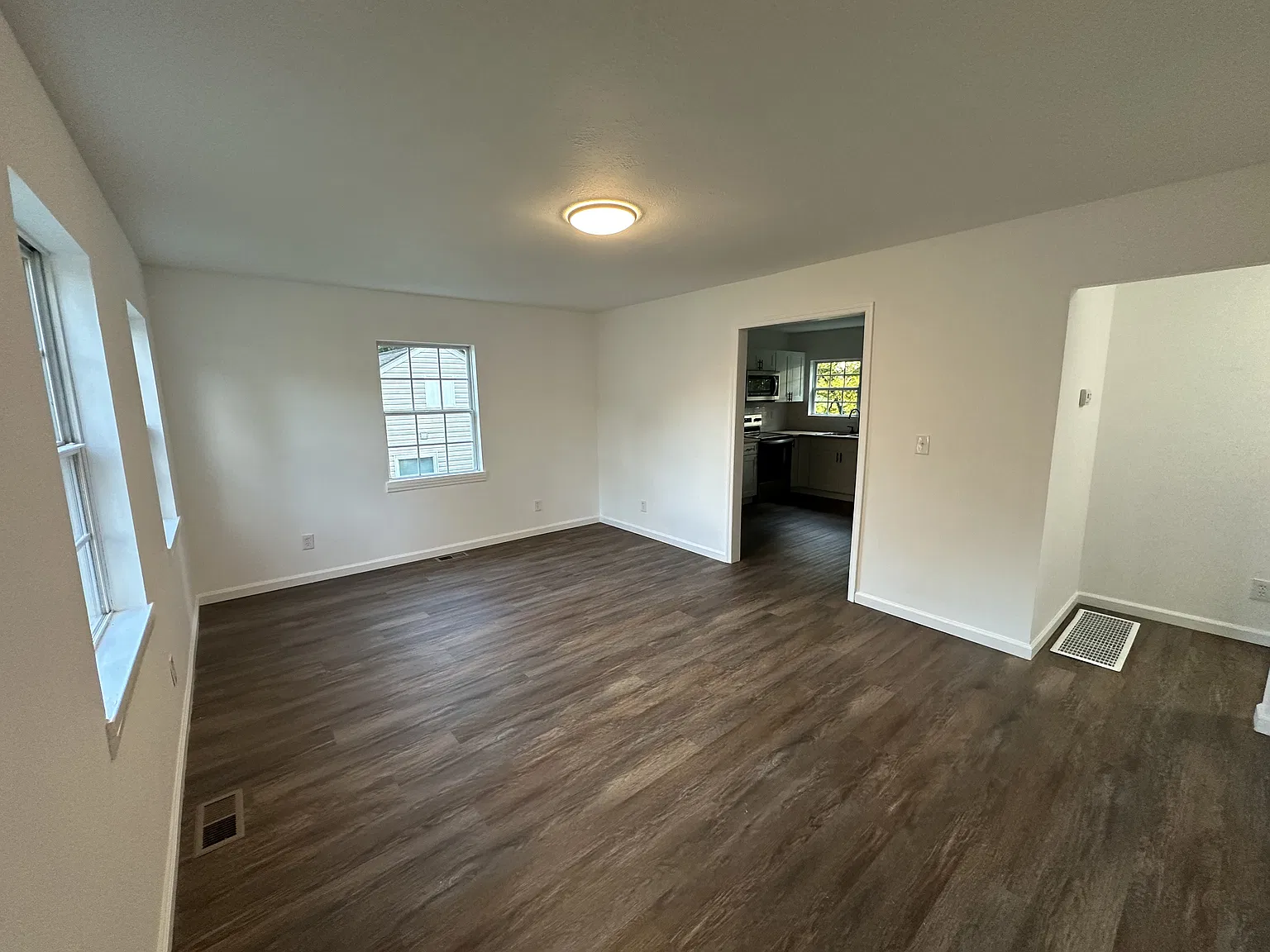 2 bed, 832 sqft, $1,600 — Photo 2