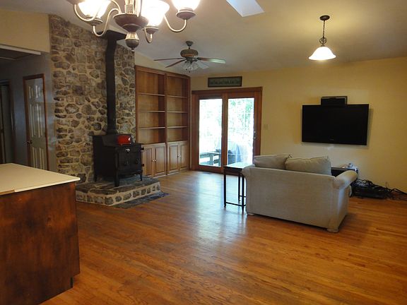 4th image of 34 White Oak Ln