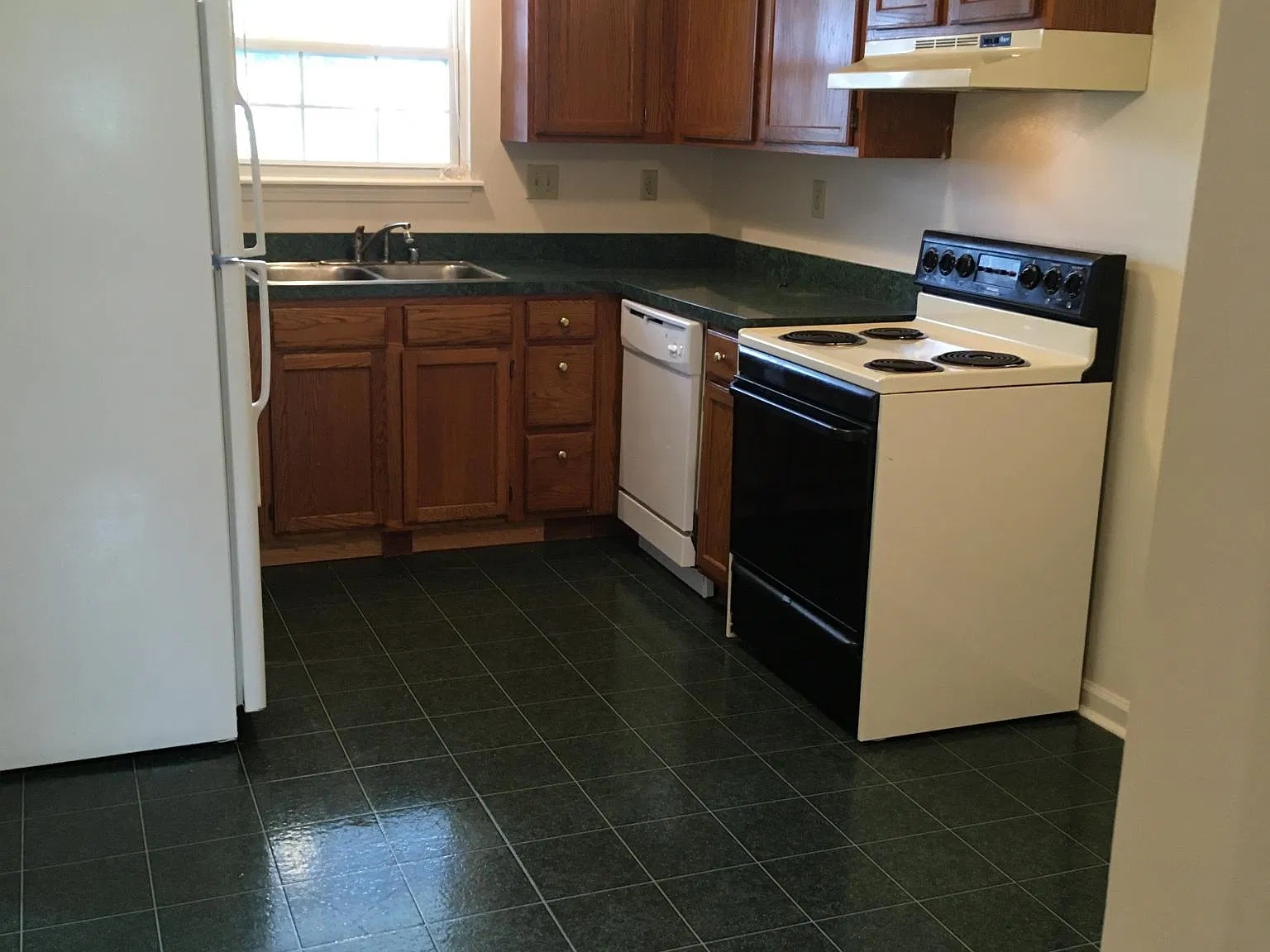 2 bed, 1.5 bath, 924 sqft, $1,200 — Photo 2