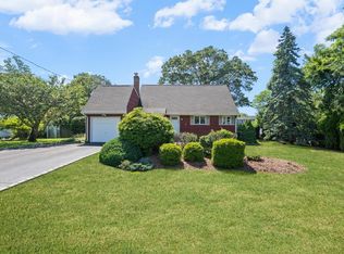 360 Munsell Rd, East Patchogue, NY 11772