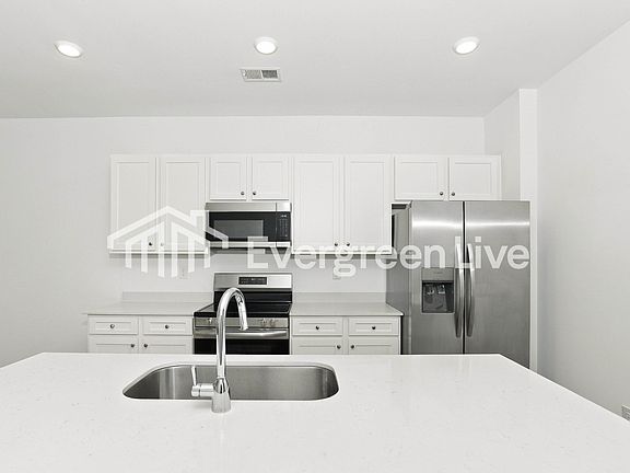 3rd image of 138 Shenandoah Ln