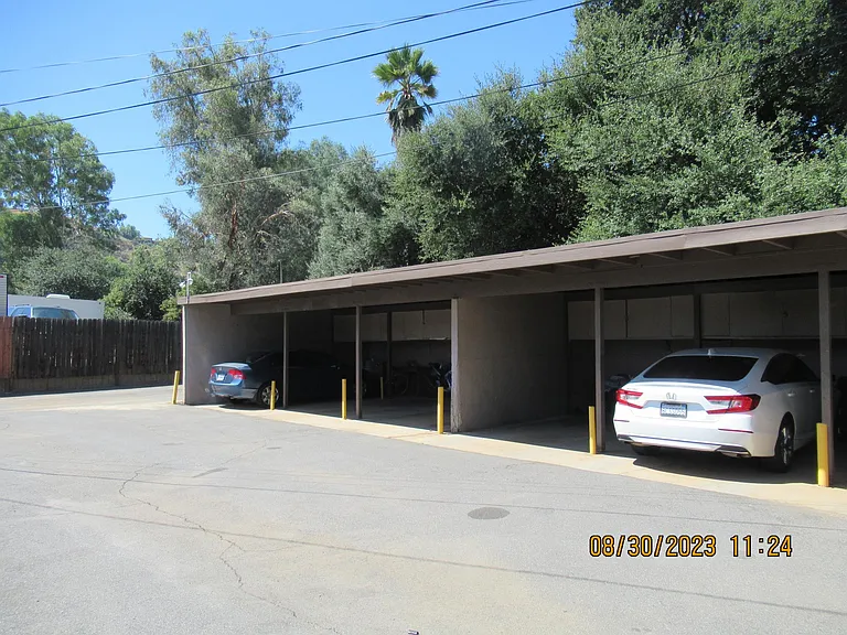 1724 E Route 66 — Photo 15