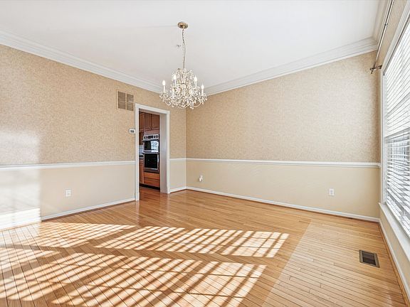 5th image of 213 Silverbell Ct
