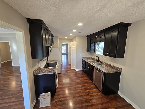 4th image of 210 Summer Land Ct
