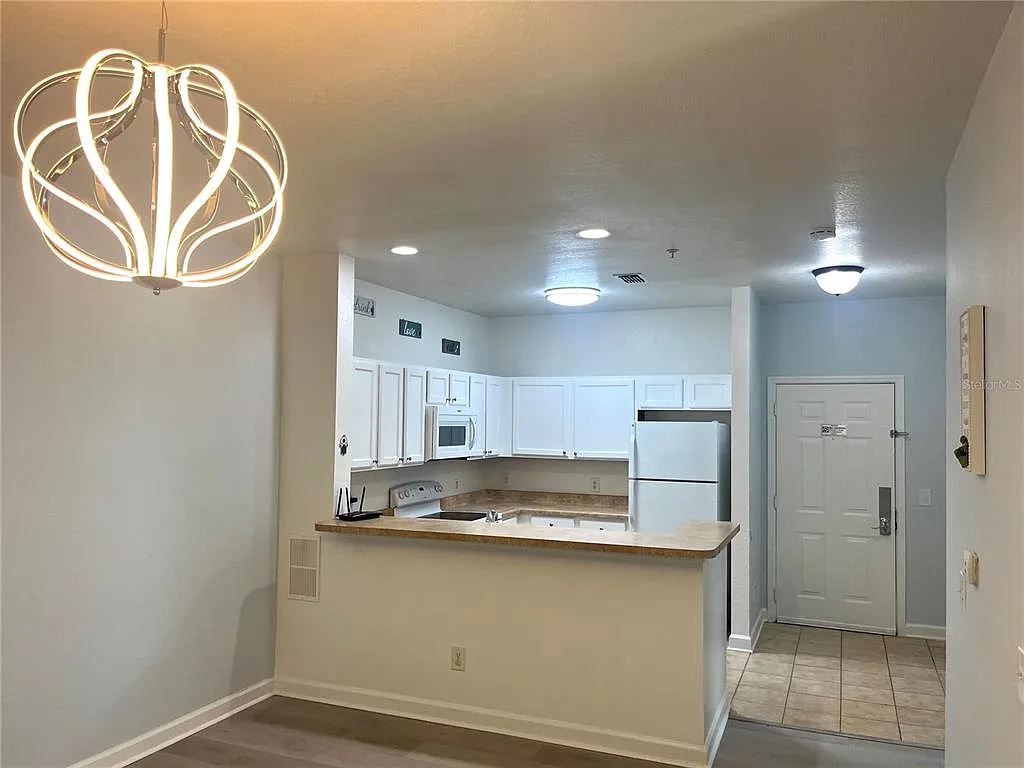 3 bed, 2.0 bath, 1269 sqft, $1,900 — Photo 4