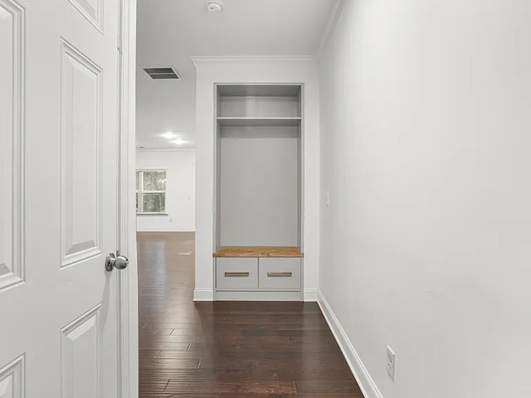 702 Barberry Dr — Photo 4
