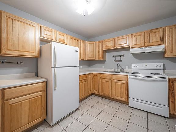 5th image of 906 E 6th St