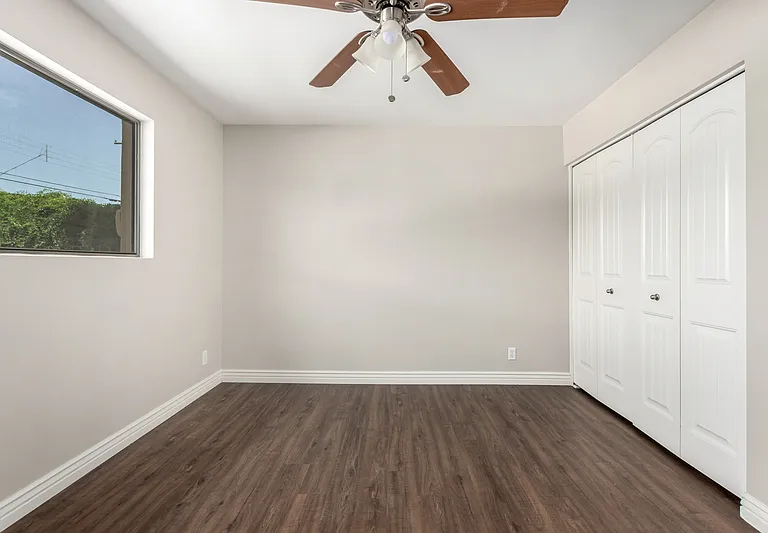 352 E Beatryce St — Photo 16