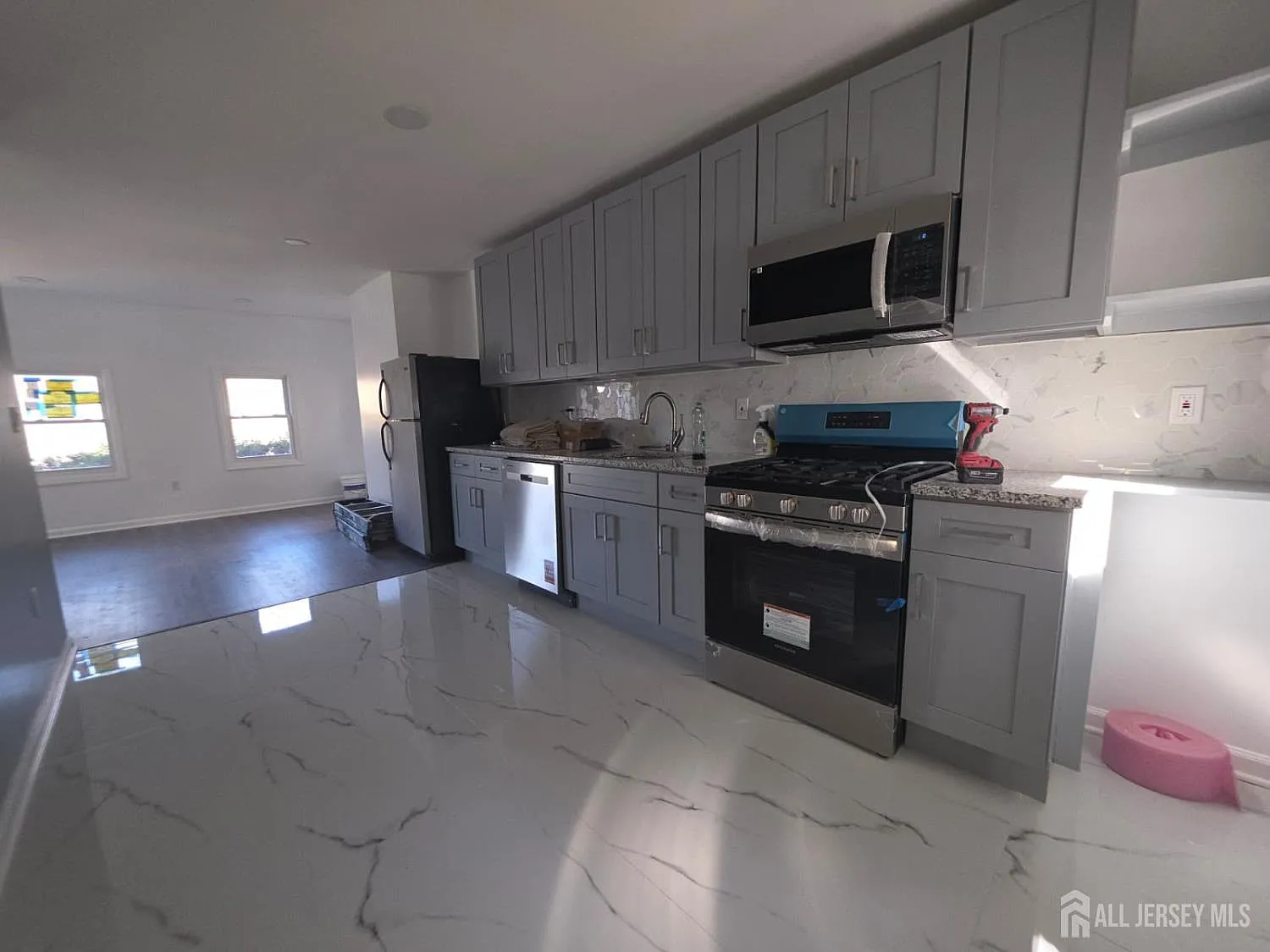 3 bed, 2.0 bath, 1000 sqft, $3,450 — Photo 3