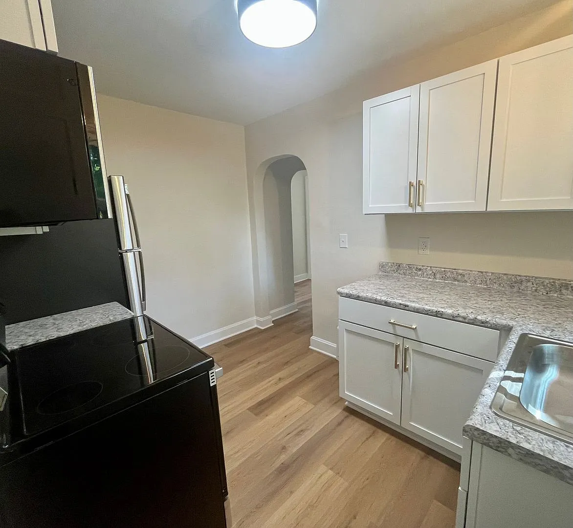 Two bedroom house on dead-end street — Photo 4
