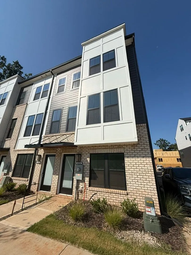2 BR/2.5BA | Modern End UnitTownhome| 2-Car Garage + rooftop terrace — Photo 1