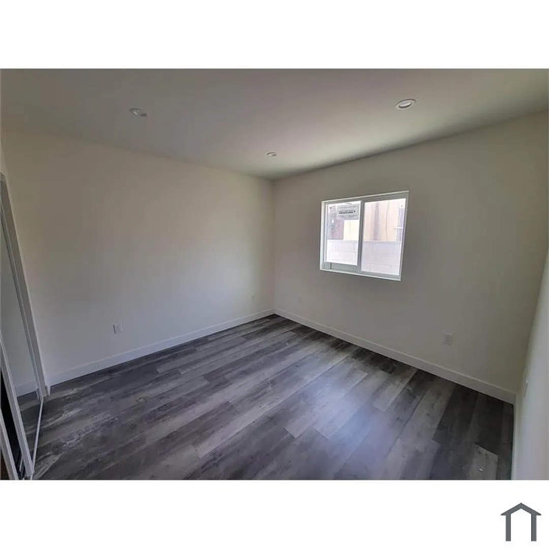 Building Photo - 8715-8721 Hooper Ave