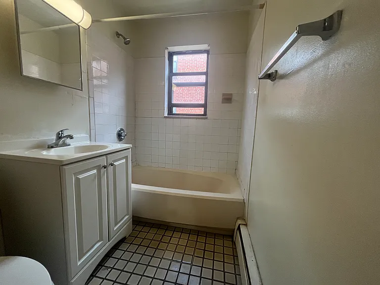 241 Laurel St #B5 — Photo 9