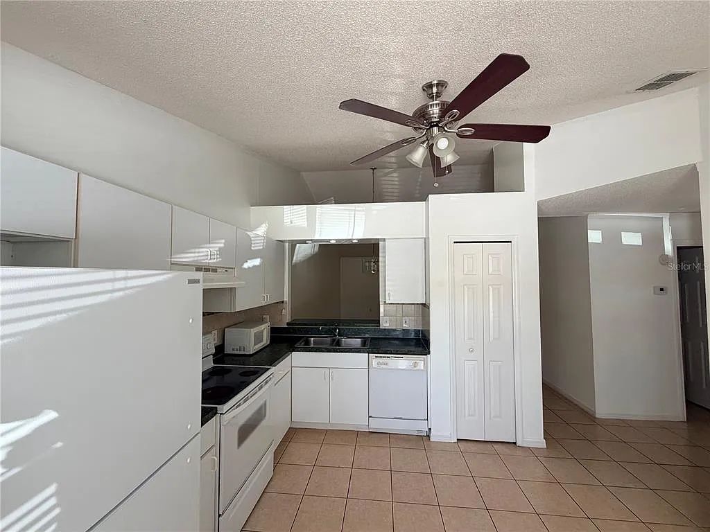 3 bed, 2.0 bath, 1155 sqft, $1,850 — Photo 2
