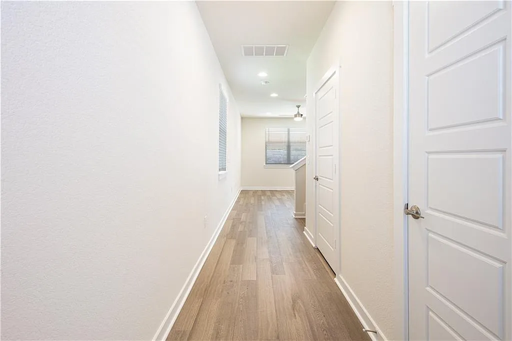 3 bed, 2.5 bath, 1914 sqft, $1,995 — Photo 3