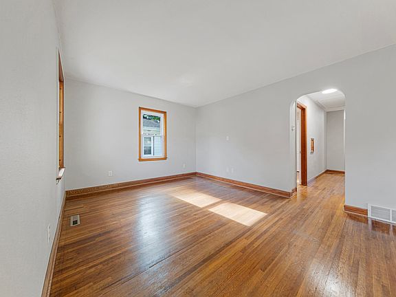 5th image of 619 4th Ave NE