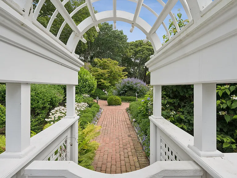 20 Quogue St — Photo 30