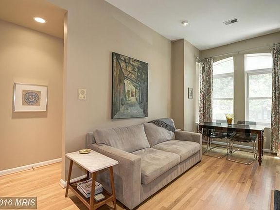 Living Room (1 of 3)