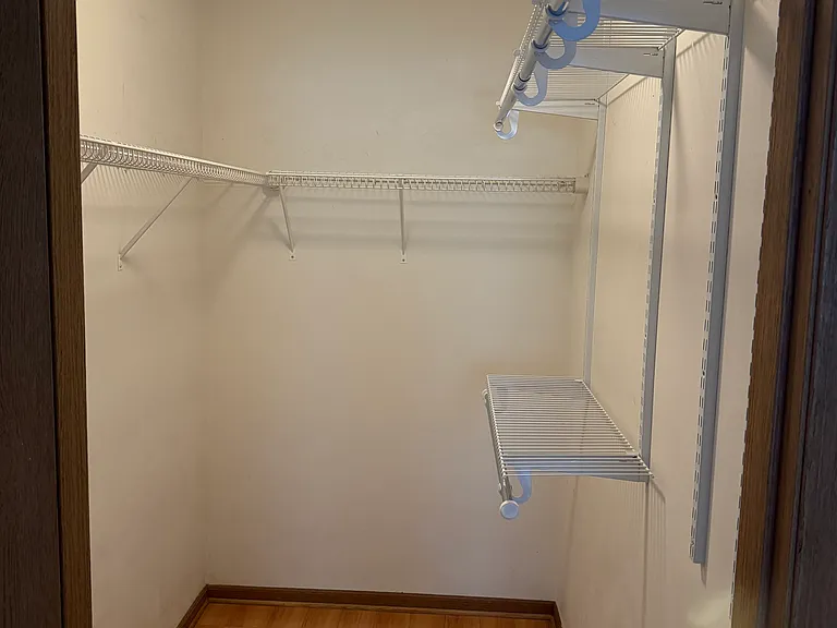 Masterbed closet